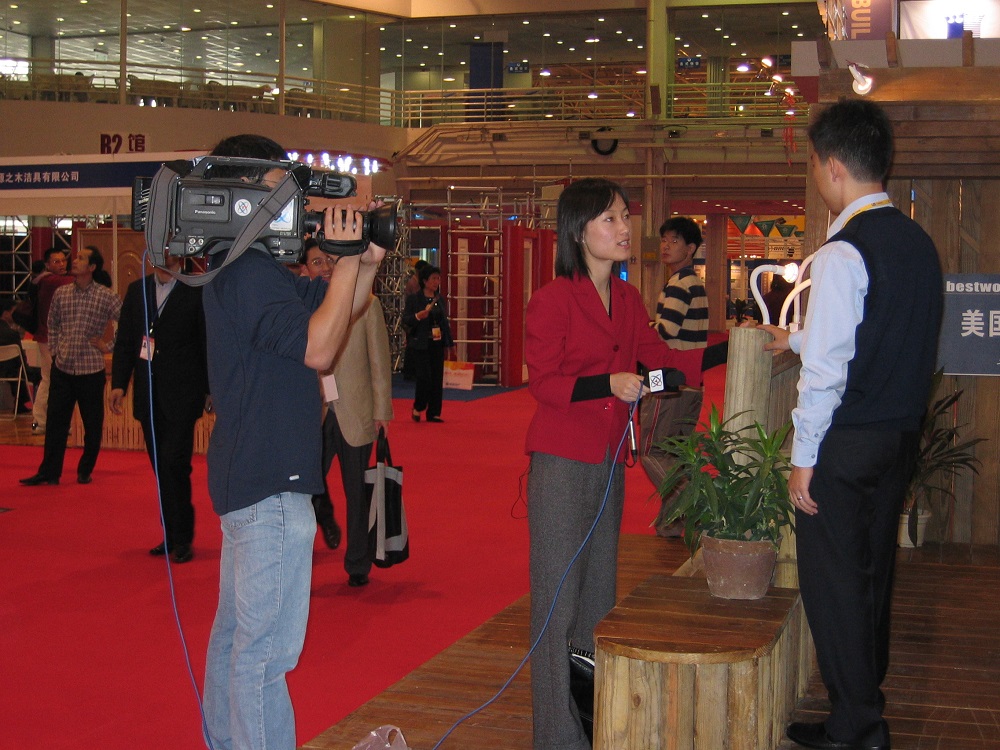 2003年住交會(huì )，接受中央電視臺采訪(fǎng)